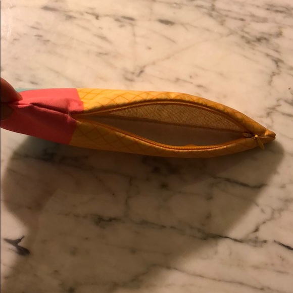 Ice cream cone shaped soft pencil case - Picture 3 of 3